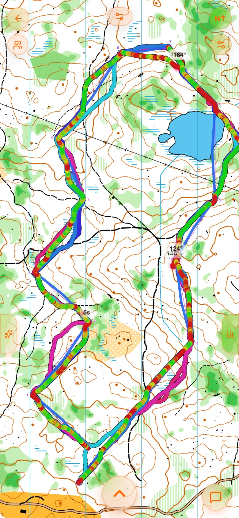 The map with the optimal paths drawn in blue next to the runner's track